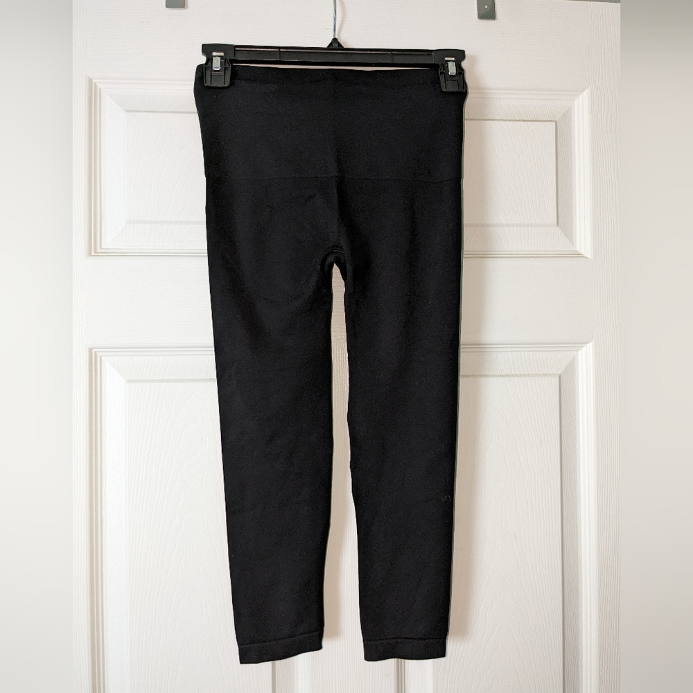 ASSETS BY SPANX BLACK Compression Capri Leggings Womens Small